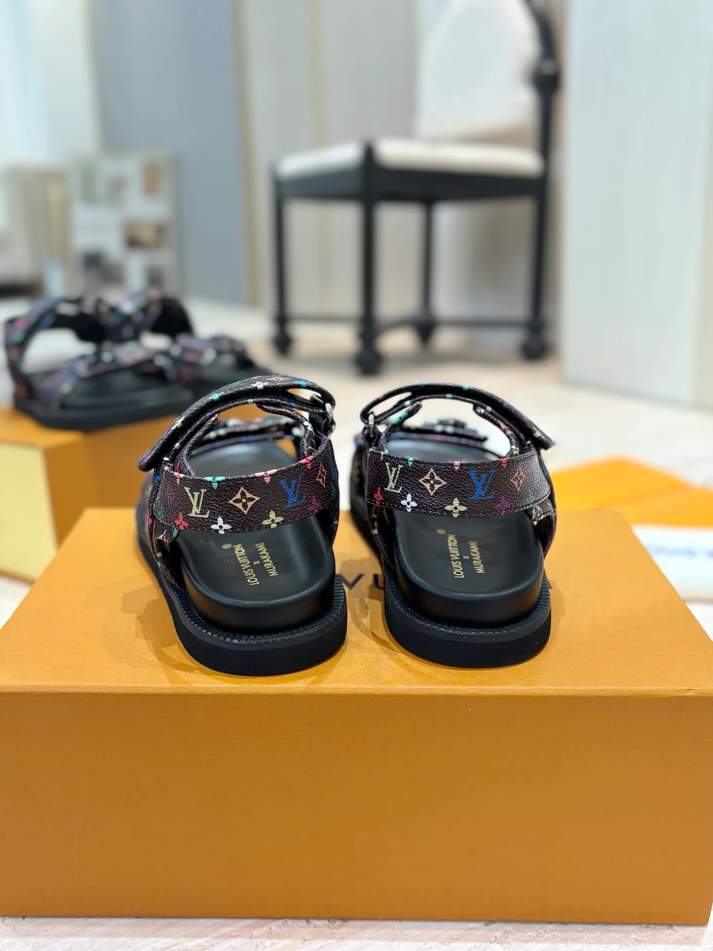 👟👟Ex-factory price 460👟👟 LV 2025 spring and summer new products 🥰 Popular LV donkey brand counters Embossed logo embossed sandals This Pool Pillow Comfort flat sandals are made of technical fabrics and use high-frequency embossing technology to reinterpret the Monogram pattern. Soft padded upper with adjustable Velcro, comfortable and tough insole adds harmonious colors 👍New hard goods, purchasing agent level! Full of high-end feel! A popular model among bloggers at home and abroad, it’s retro and fashionable and looks amazing on your feet! The official website's main recommendation 👍👍 ✅ Upper: waterproof special original fabric ✅ Inner lining: imported mixed sheepskin ✅ Outsole: original molded foam outsole ✅ Number of sizes: women's size 35-45 (women's size 41 men's 38.45, custom-made, non-refundable) ✅ Packaging: full set of drawer boxes ​